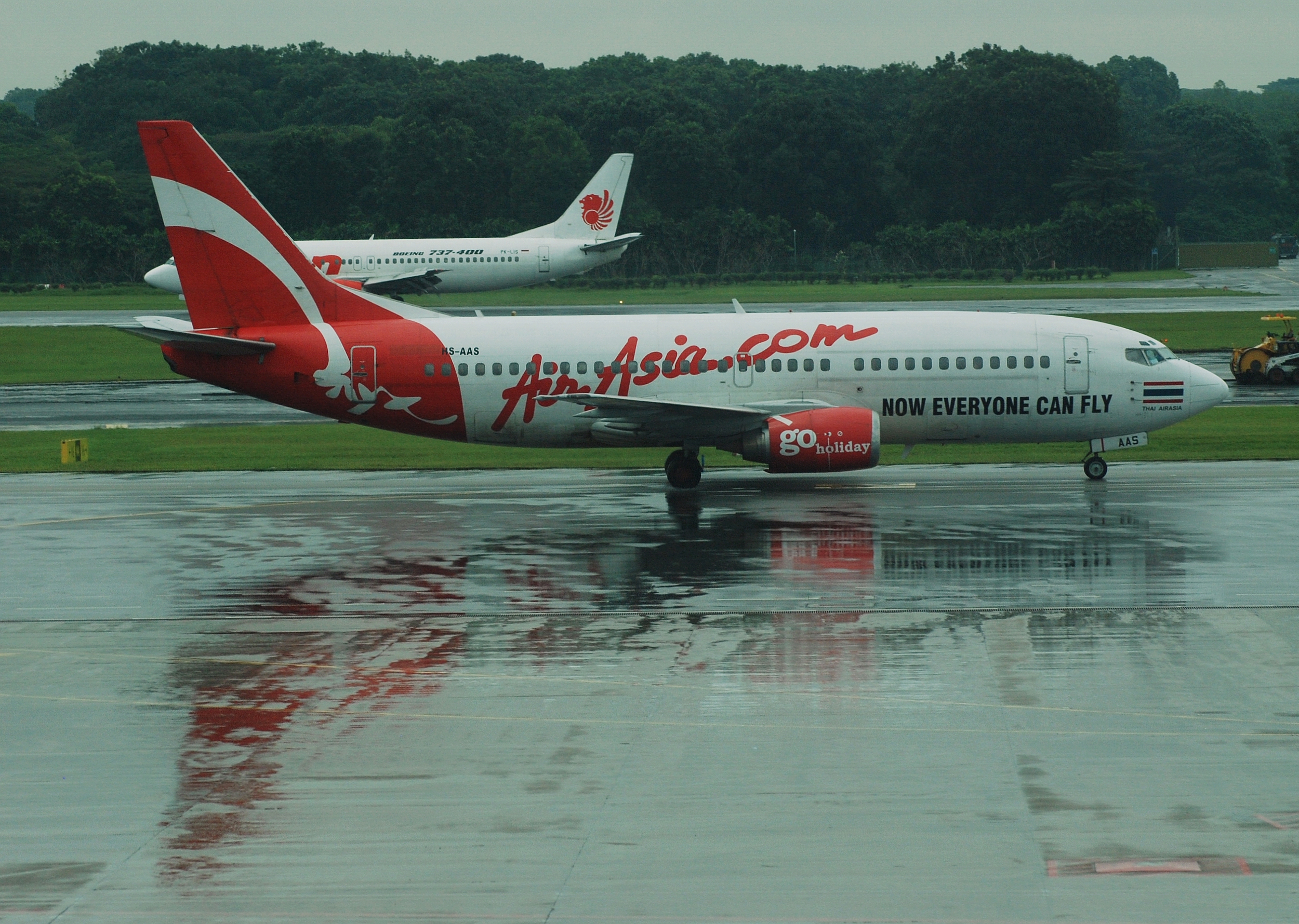 Thai_AirAsia_Boeing_737-300_and_Lion_Air_Boeing_737-400.jpg