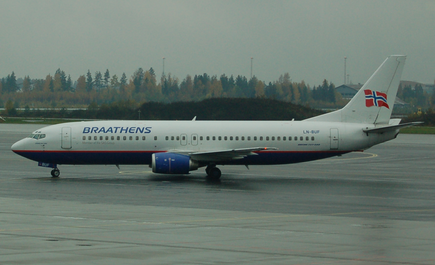 Braathens_B737-400_LN-BUF_at_Gardermoen.png