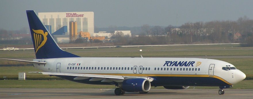 Ryanair_Boeing_737-800_in_SXF.jpg